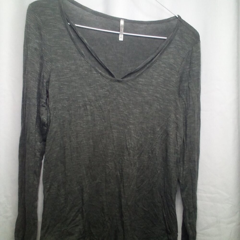 BKE Core Shirt XS Long Sleeve V-Neck  Soft Stretchy Green
